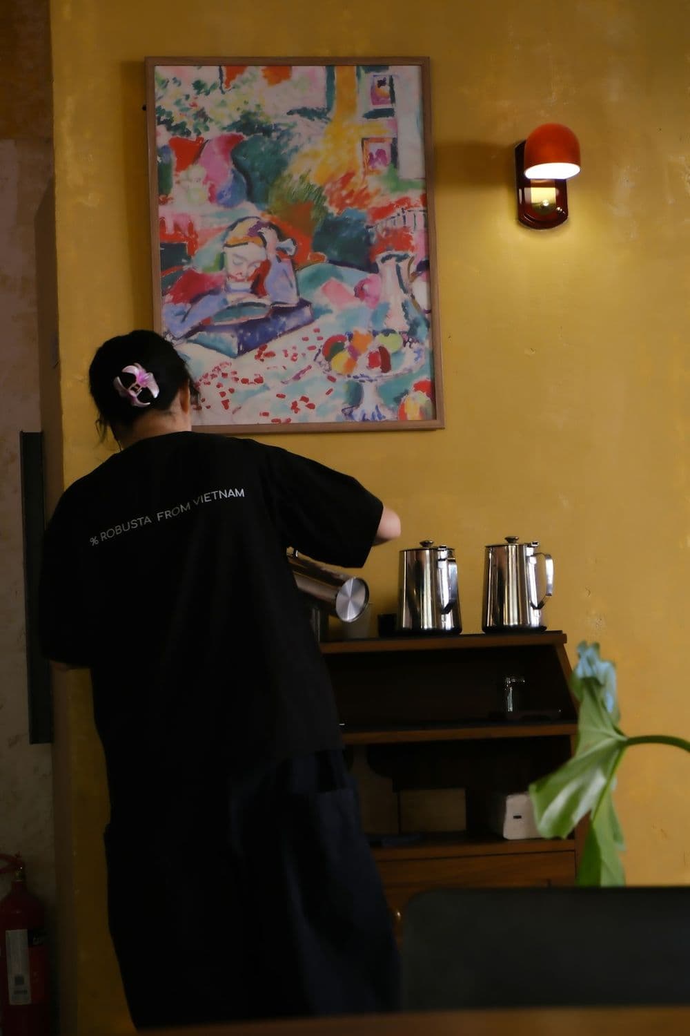 A barista preparing coffee during an ordinary day in a neighborhood café